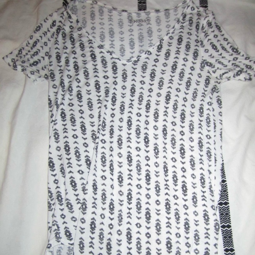 mudd white & black patterned top